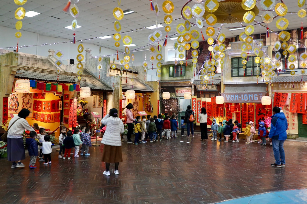 Trung tâm Bảo tồn Di sản Thăng Long - Hà Nội tổ chức không gian trưng bày Tết Nguyên đán truyền thống nhân dịp chào Xuân Quý Mão 2023. Tại Khu nhà 19C Hoàng Diệu, không gian trưng bày Tết Nguyên đán truyền thống đưa du khách bước vào bầu không khí đặc biệt của những ngày Tết, cùng những tập tục cổ truyền như thờ cúng gia tiên, treo tranh, câu đối...