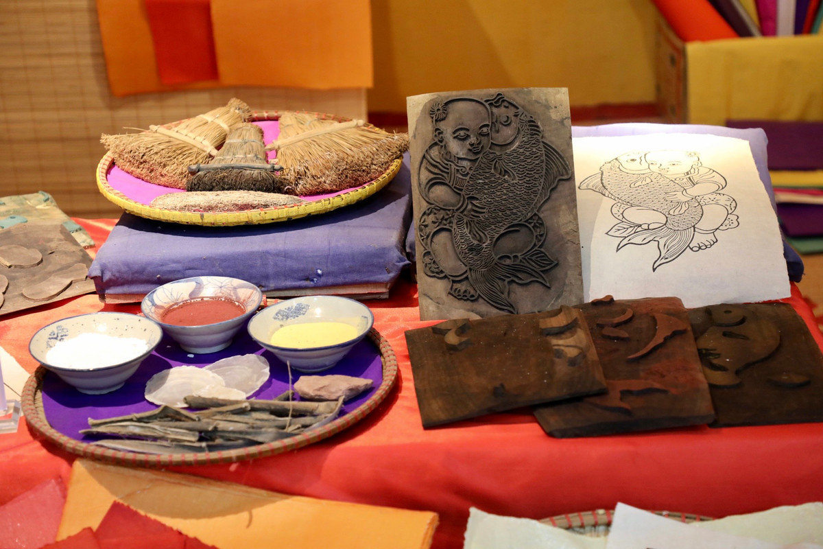 Những dòng tranh dân gian nổi tiếng như Đông Hồ (Bắc Ninh), Hàng Trống và Kim Hoàng (Hà Nội) thường được chọn treo trong dịp Tết với ước nguyện đón chào một năm mới tốt lành, bình an, phát tài phát lộc, vạn sự như ý.