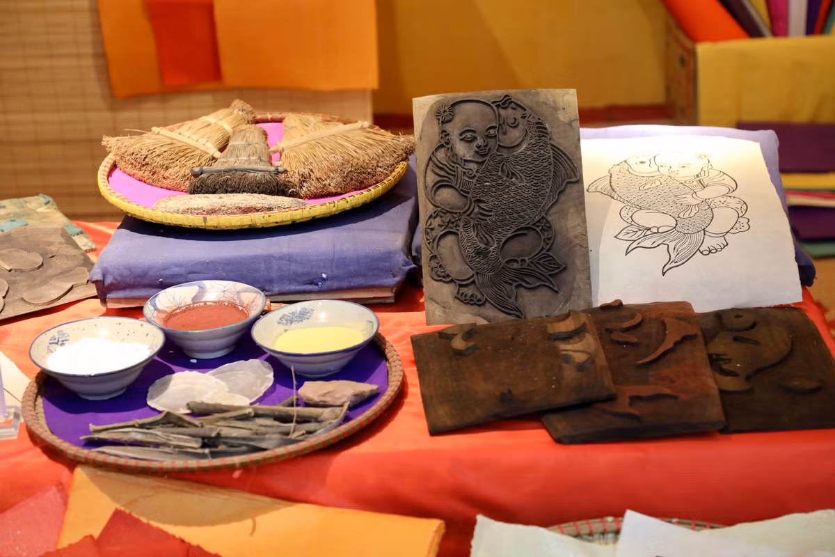 Những dòng tranh dân gian nổi tiếng như Đông Hồ (Bắc Ninh), Hàng Trống và Kim Hoàng (Hà Nội) thường được chọn treo trong dịp Tết với ước nguyện đón chào một năm mới tốt lành, bình an, phát tài phát lộc, vạn sự như ý.