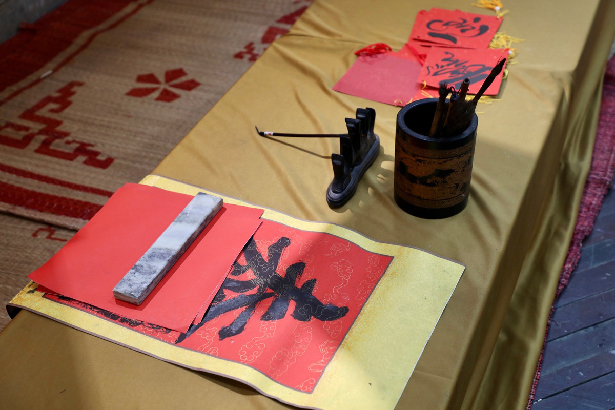 Bút lông, nghiên mực, giấy đỏ của các ông đồ.