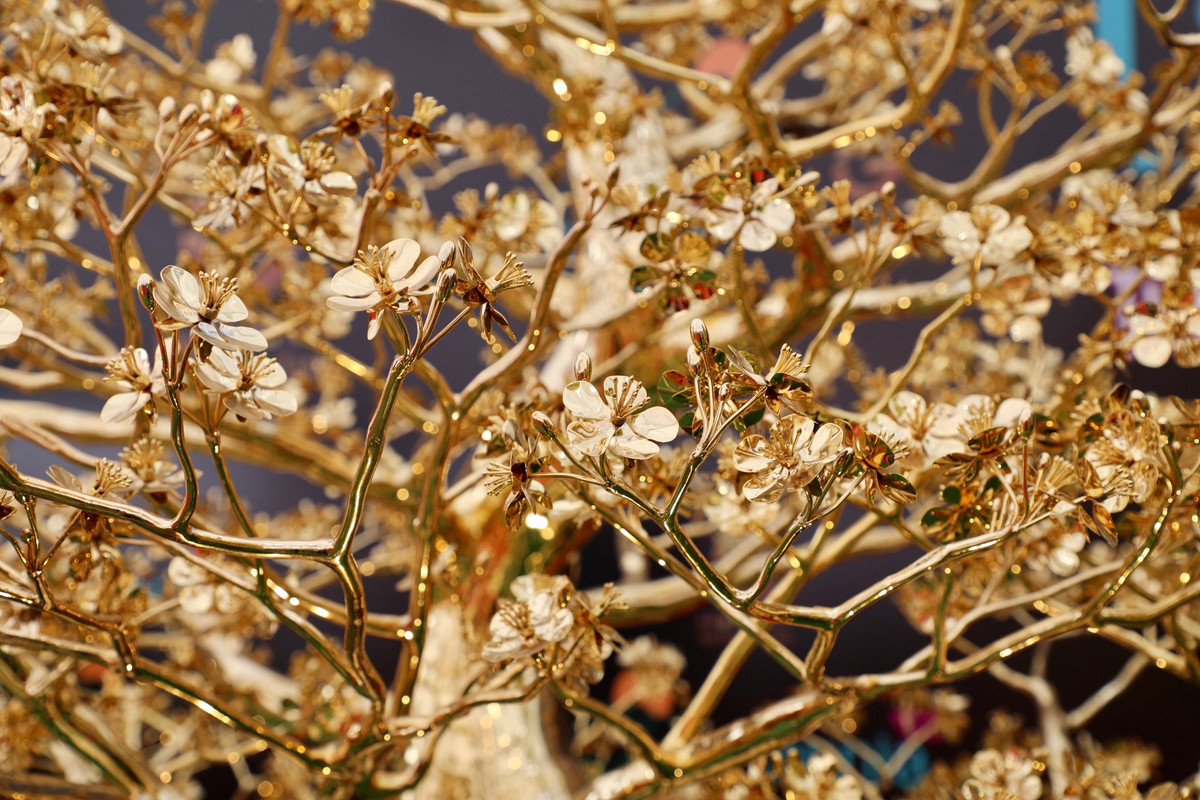 Anh Hoàng Văn Định (đại diện của đơn vị làm ra cây mai mạ vàng) cho biết, cây mai này đã Hội Kỷ lục gia Việt Nam xác lập kỷ lục về cây mai bằng đồng mạ vàng 24k lớn nhất Việt Nam. Cây mai được 16 nghệ nhân làm liên tục trong 90 ngày để kịp đưa ra Thủ đô trước Tết Nguyên đán 2023.