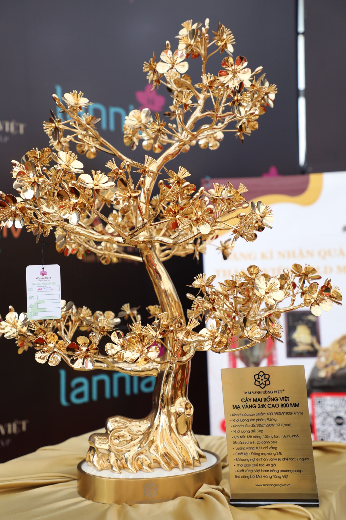 Tại đây còn có cây mai mạ vàng 24K cao 800 mm được 7 nghệ nhân và kỹ sư chế tác trong 48 giờ có giá 75 triệu đồng.