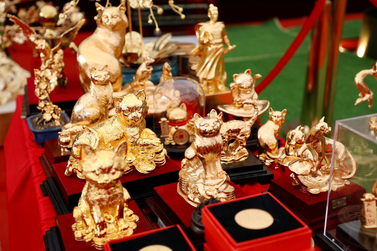 Ngoài ra, gian hàng còn trưng bày nhiều cây mai mạ vàng cỡ bé hơn và đa dạng các loại mặt hàng mạ vàng trang trí khác.