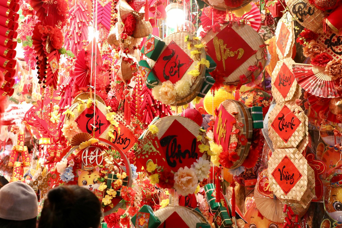 Vô vàn các mặt hàng phục vụ Tết Nguyên đán được bày bán dọc hai bên phố Hàng Mã. Năm nay các mặt hàng đa dạng về mẫu mã lẫn kiểu dáng.