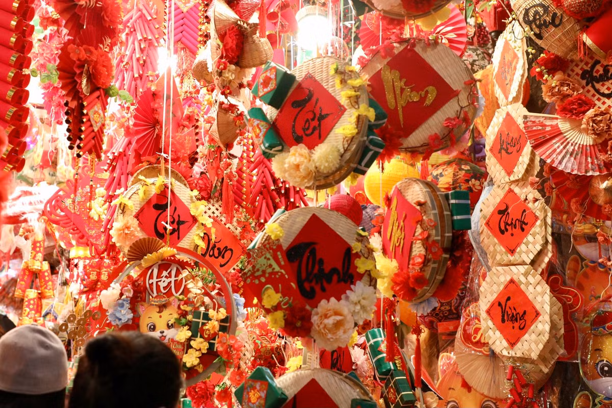 Vô vàn các mặt hàng phục vụ Tết Nguyên đán được bày bán dọc hai bên phố Hàng Mã. Năm nay các mặt hàng đa dạng về mẫu mã lẫn kiểu dáng.