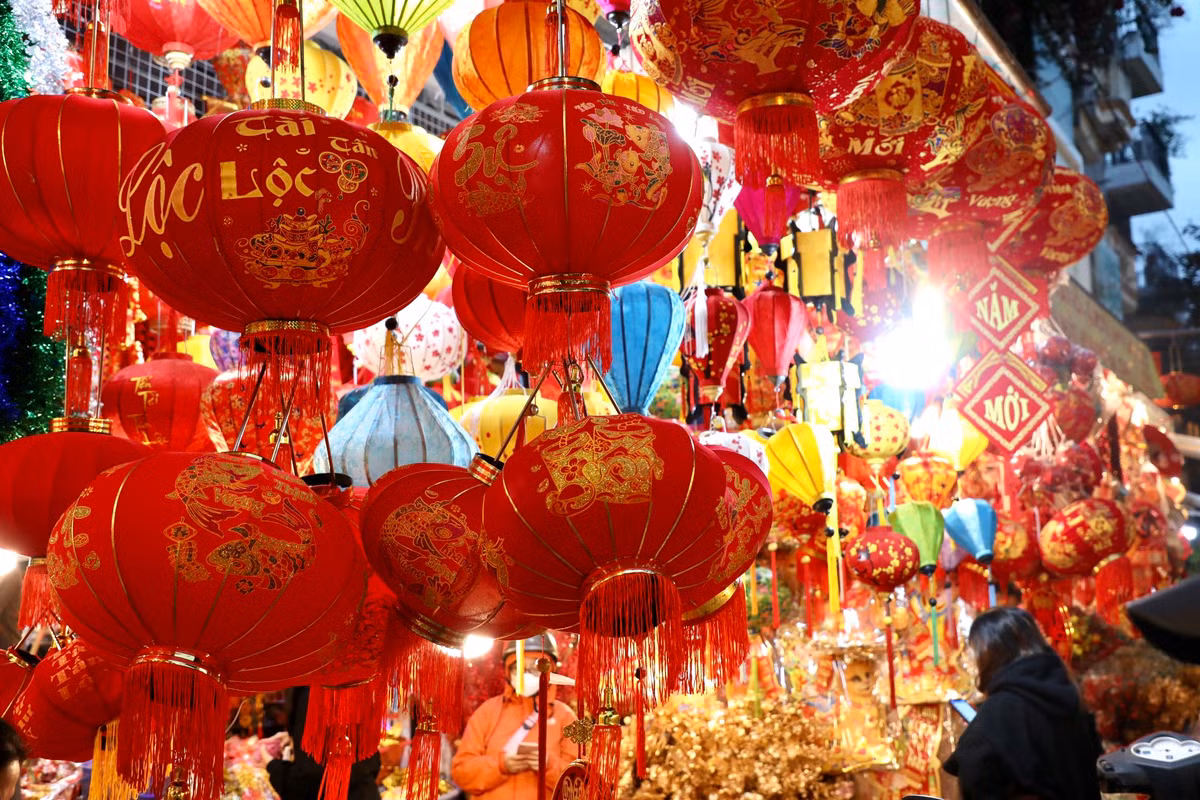 Các loại đèn lồng với đủ kích cỡ và màu sắc được treo trước gian hàng.
