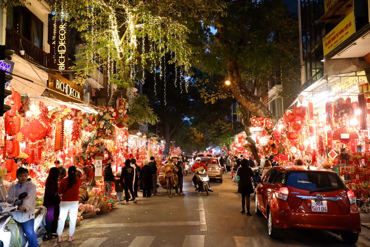 Mỗi dịp Tết đến xuân về trên phố Hàng Mã lại ngập tràn sắc đỏ đặc trưng của ngày Tết.