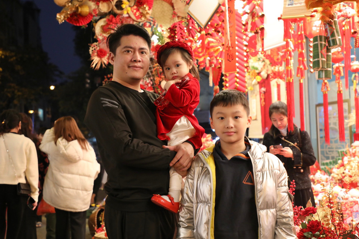 Anh Nguyễn Thanh Bảo (Cầu Giấy, Hà Nội) chia sẻ: "Tranh thủ ngày nghỉ lễ mình cho các cháu lên đây chơi và chọn mua một vài món đồ để trang trí Tết cho gia đình. Năm nay Hàng Mã rất đẹp, nhộn nhịp, các mặt hàng cũng rất đa dạng."