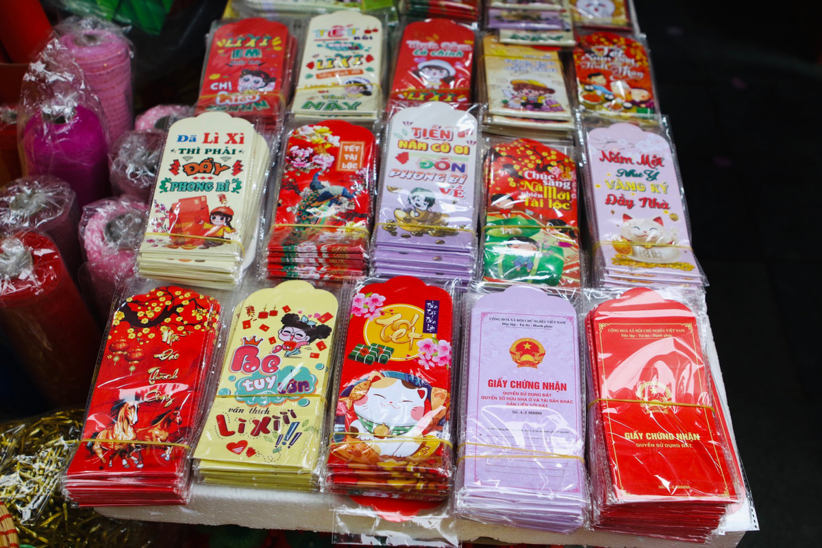 Đủ các mẫu mã lì xì năm mới 2023 được bày bán, giá loại rẻ nhất là 10.000 đồng/1 chục.