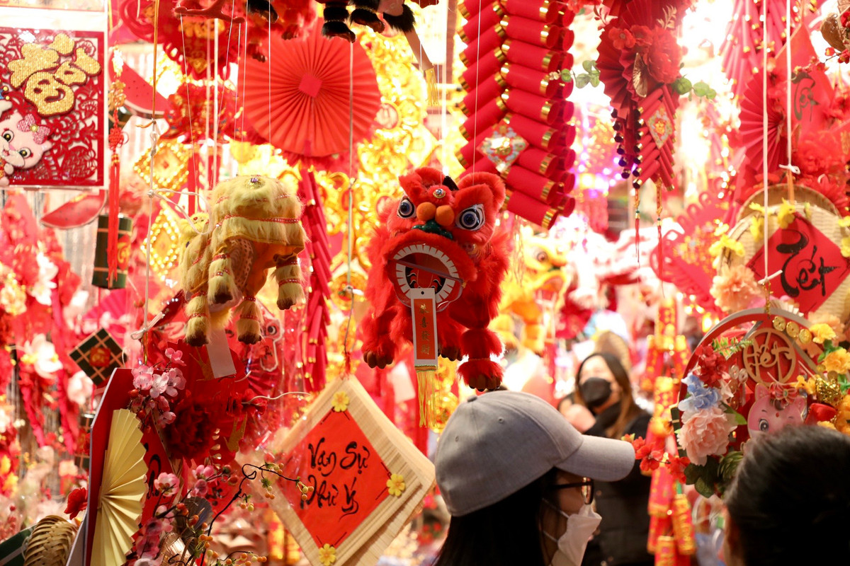 Theo một chủ cửa hàng trên phố Hàng Mã chia sẻ, các sản phẩm trang trí nhà cửa dịp Tết năm nay có giá bán tương đối ổn định. Cụ thể, dây trang trí nhỏ có giá từ 10.000 - 20.000 đồng/dây; các đồng tiền vàng có chữ “Chúc mừng năm mới”, “Vạn sự như ý”… tùy kích cỡ lớn nhỏ mà có giá bán từ 120.000 - 250.000 đồng/sản phẩm.