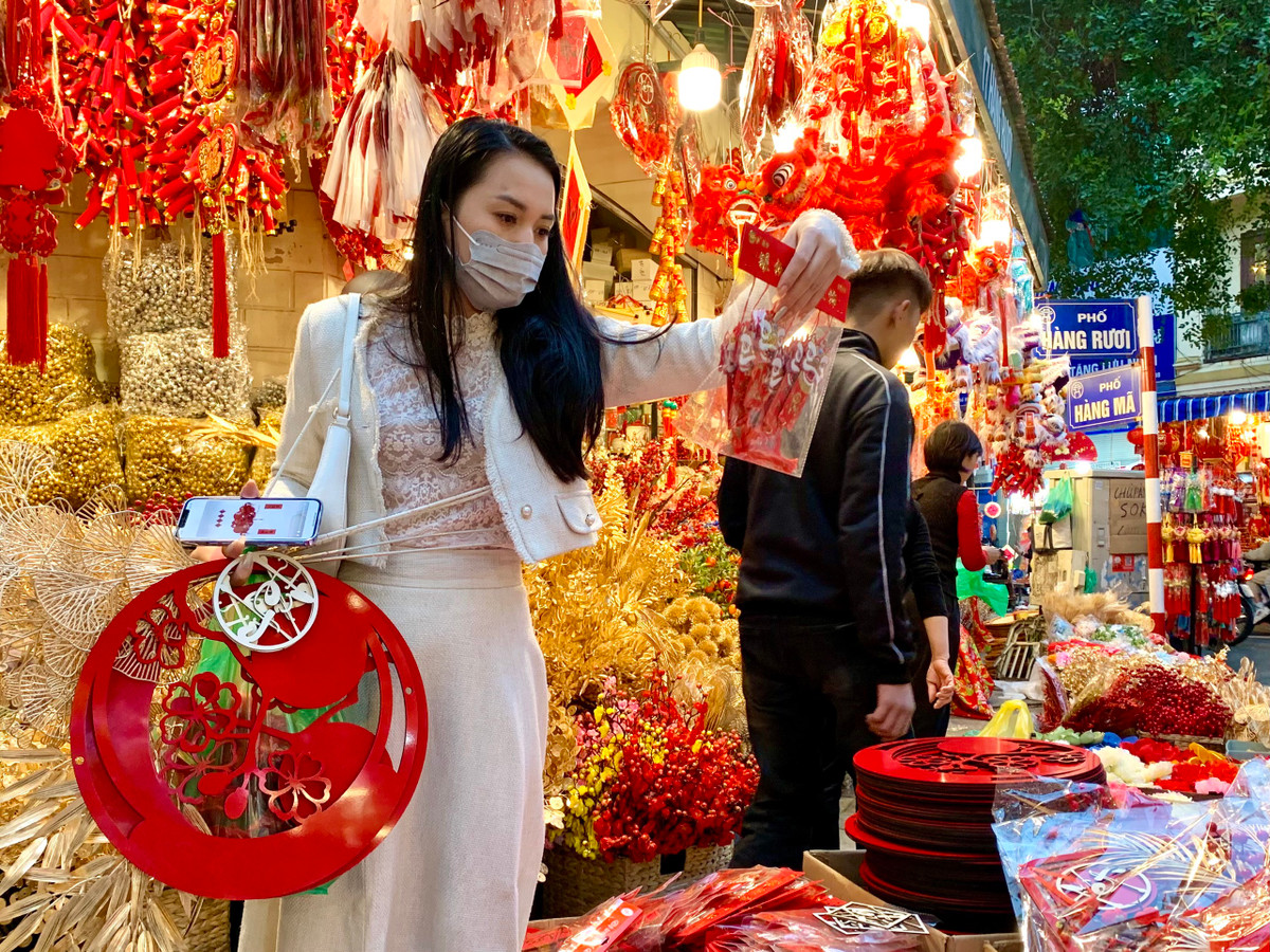 Theo ghi nhận của PV, ngày 02/01 lượng người mua sắm đồ trang trí Tết đã khá nhộn nhịp.