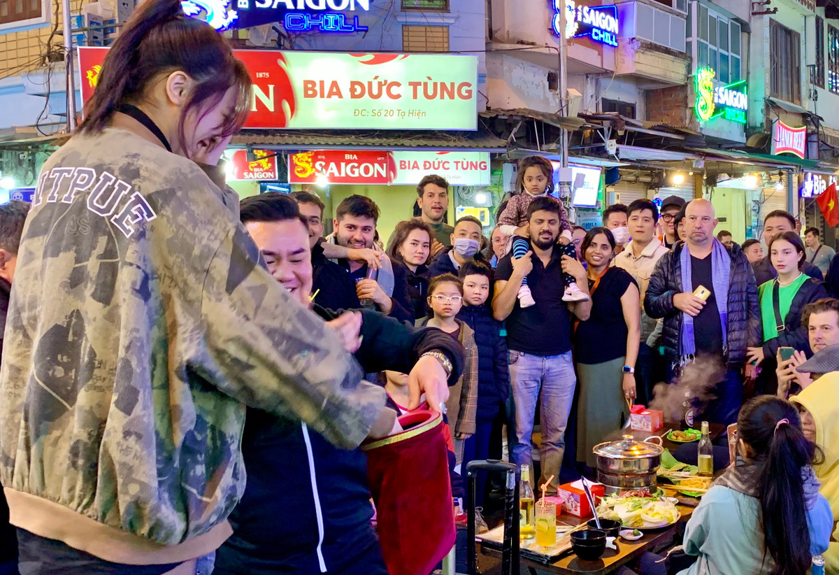 Một tiết mục biểu diễn ảo thuật đường phố thu hút đông du khách.