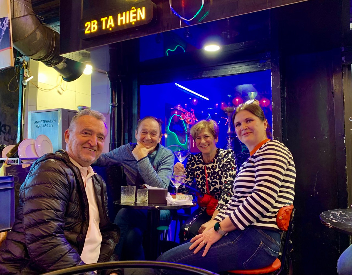 Davor, du khách đến từ Croatia (đầu tiên bên trái) cho biết, ông đã sống ở Việt Nam được 11 năm. Bất cứ khi nào được đón năm mới tại Việt Nam ông đều cùng bạn bè ra Tạ Hiện, Hồ Gươm, Nhà thờ Lớn... vui chơi, chúc mừng năm mới. Davor rất thích văn hoá của người Việt.