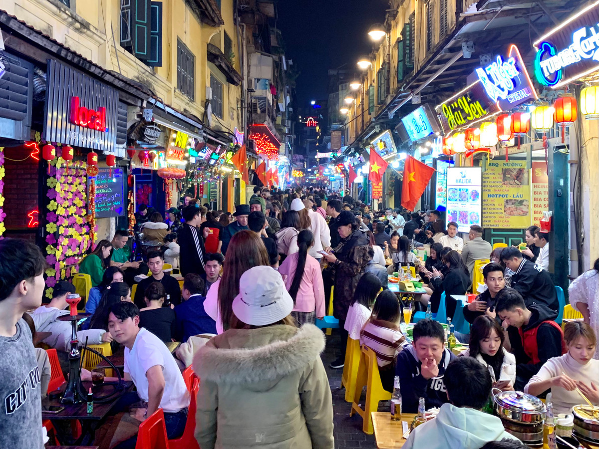 20h, hầu hết các quán đều đông đúc, không còn chỗ để ngồi cả trong lẫn ngoài. Nơi đây là địa điểm lý tưởng để thưởng thức bia, các món ăn vỉa hè, quán bar, club… của du khách trong nước và quốc tế mỗi khi đến với Hà Nội.