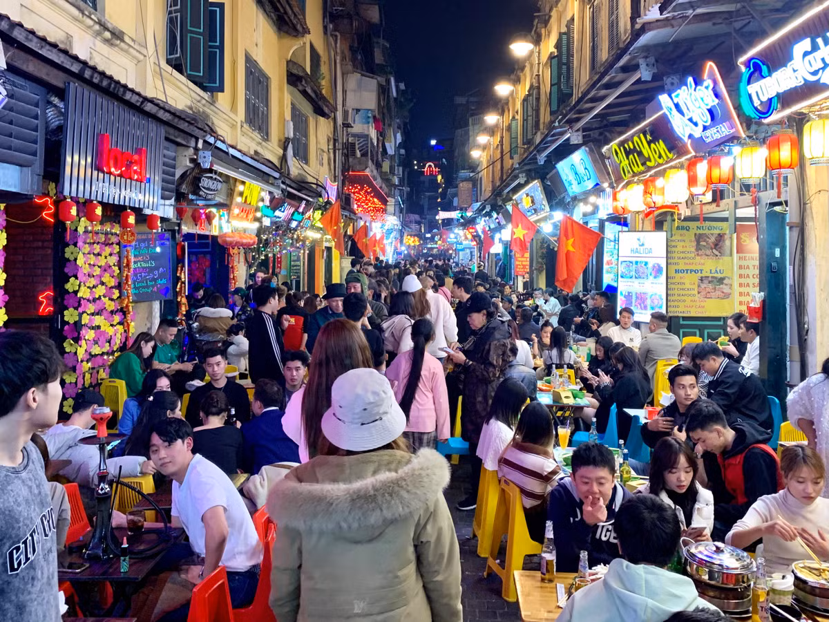20h, hầu hết các quán đều đông đúc, không còn chỗ để ngồi cả trong lẫn ngoài. Nơi đây là địa điểm lý tưởng để thưởng thức bia, các món ăn vỉa hè, quán bar, club… của du khách trong nước và quốc tế mỗi khi đến với Hà Nội.