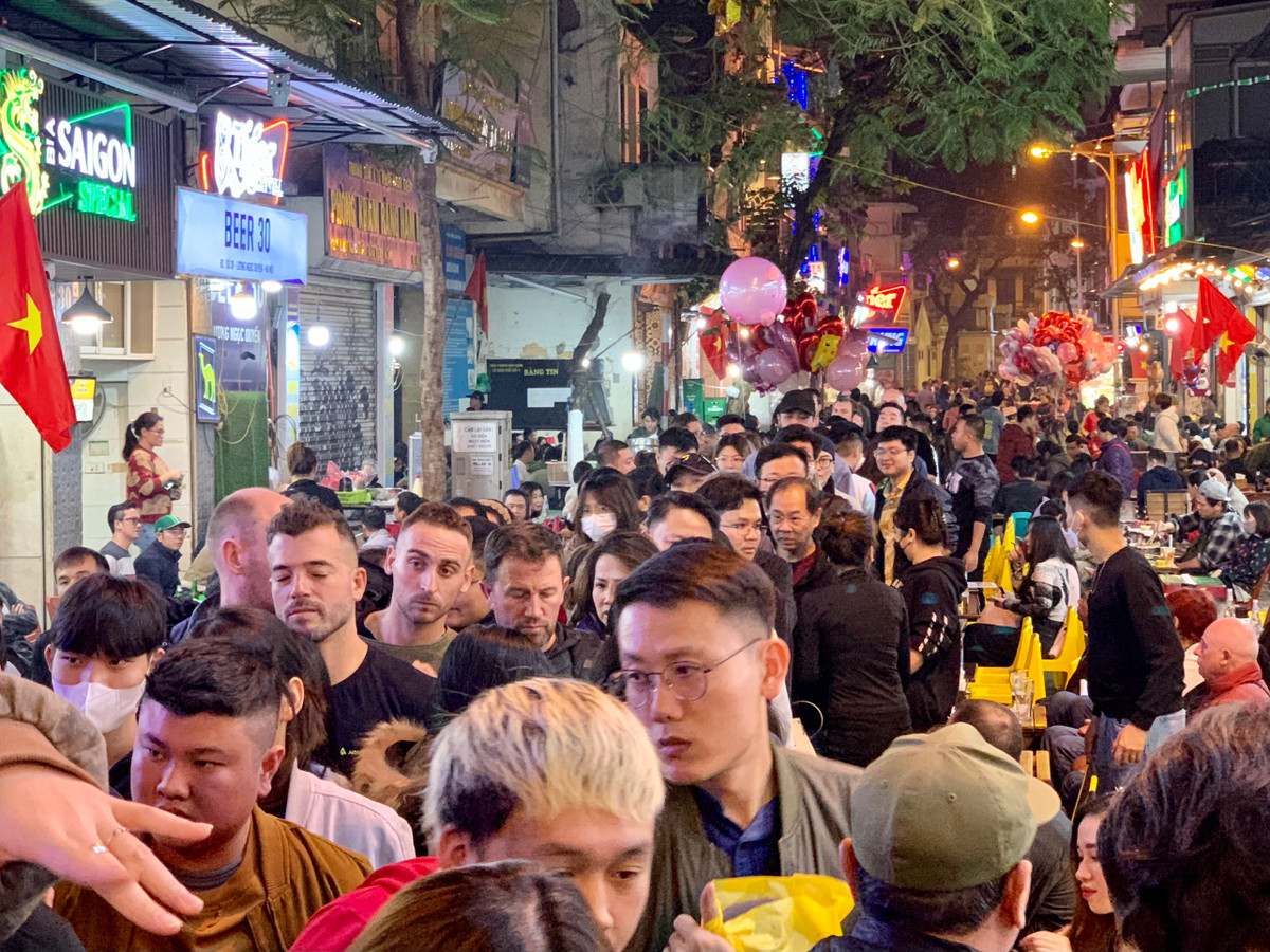 Càng về đêm, nơi này lại càng đông đúc, náo nhiệt. Phố Tạ Hiện mỗi dịp lễ, Tết đặc biệt là Tết Dương lịch thường đông nghịt khách Tây.