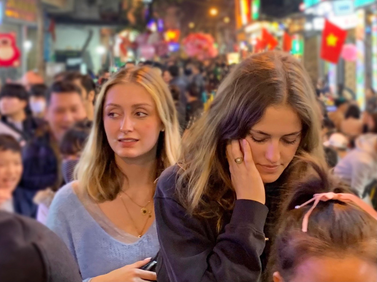 Theo ghi nhận của PV, từ 19h, các hàng quán ăn uống ở khu vực Tạ Hiện đã tấp nập, đến khoảng 20h, nhiều hàng quán chật kín chỗ ngồi.