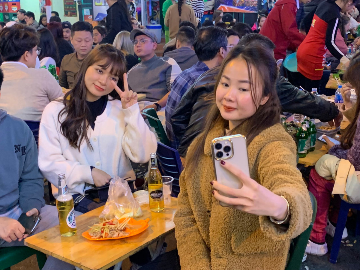 Không chỉ có du khách nước ngoài, nhiều nhóm bạn người Việt cũng tụ tập ở Tạ Hiện để hoà chung niềm vui, niềm phấn khởi trong ngày đầu tiên của năm mới.