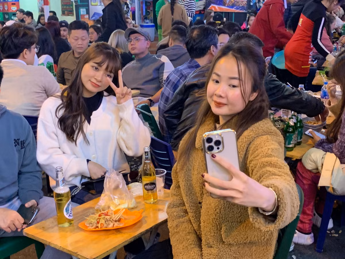 Không chỉ có du khách nước ngoài, nhiều nhóm bạn người Việt cũng tụ tập ở Tạ Hiện để hoà chung niềm vui, niềm phấn khởi trong ngày đầu tiên của năm mới.