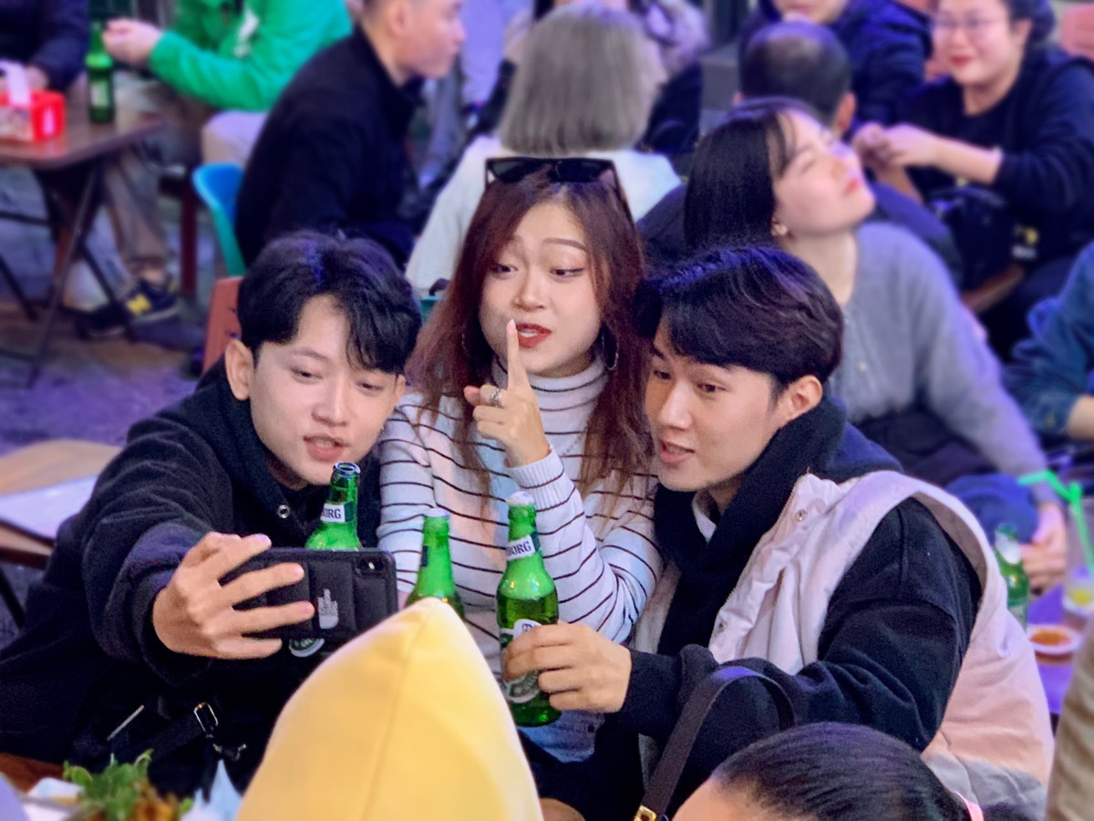 Nhiều du khách nước ngoài chụp ảnh lưu lại khoảnh khắc ngày đầu năm mới tại Việt Nam.