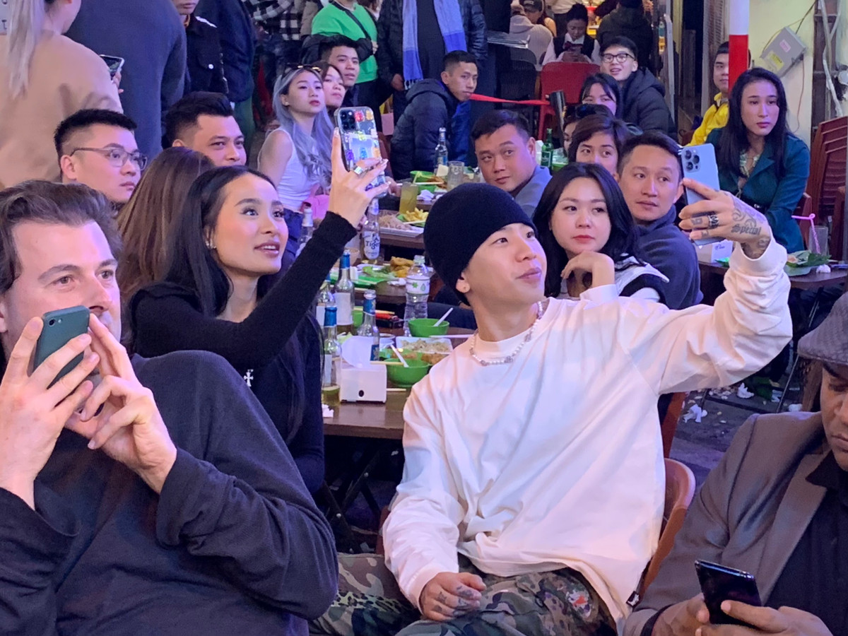 Các du khách nước ngoài tỏ ra ngạc nhiên và thích thú với màn biểu diễn nghệ thuật đặc sắc này. Nhiều người đã bỏ điện thoại ra ghi hình lại màn biểu diễn.