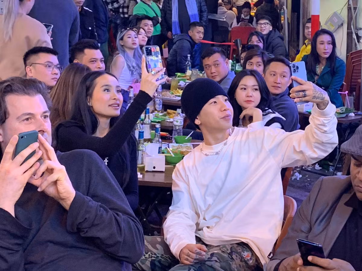 Các du khách nước ngoài tỏ ra ngạc nhiên và thích thú với màn biểu diễn nghệ thuật đặc sắc này. Nhiều người đã bỏ điện thoại ra ghi hình lại màn biểu diễn.