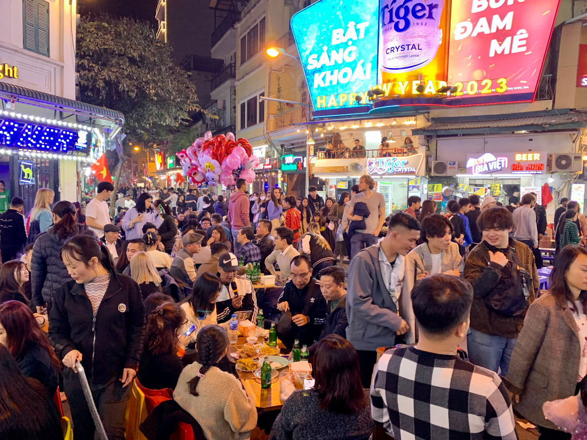 Tối 01/01/2023, hàng nghìn du khách trong và ngoài nước đổ về phố Tây Tạ Hiện (quận Hoàn Kiếm) để tụ tập ăn uống, vui chơi trong tối đầu tiên của năm mới.