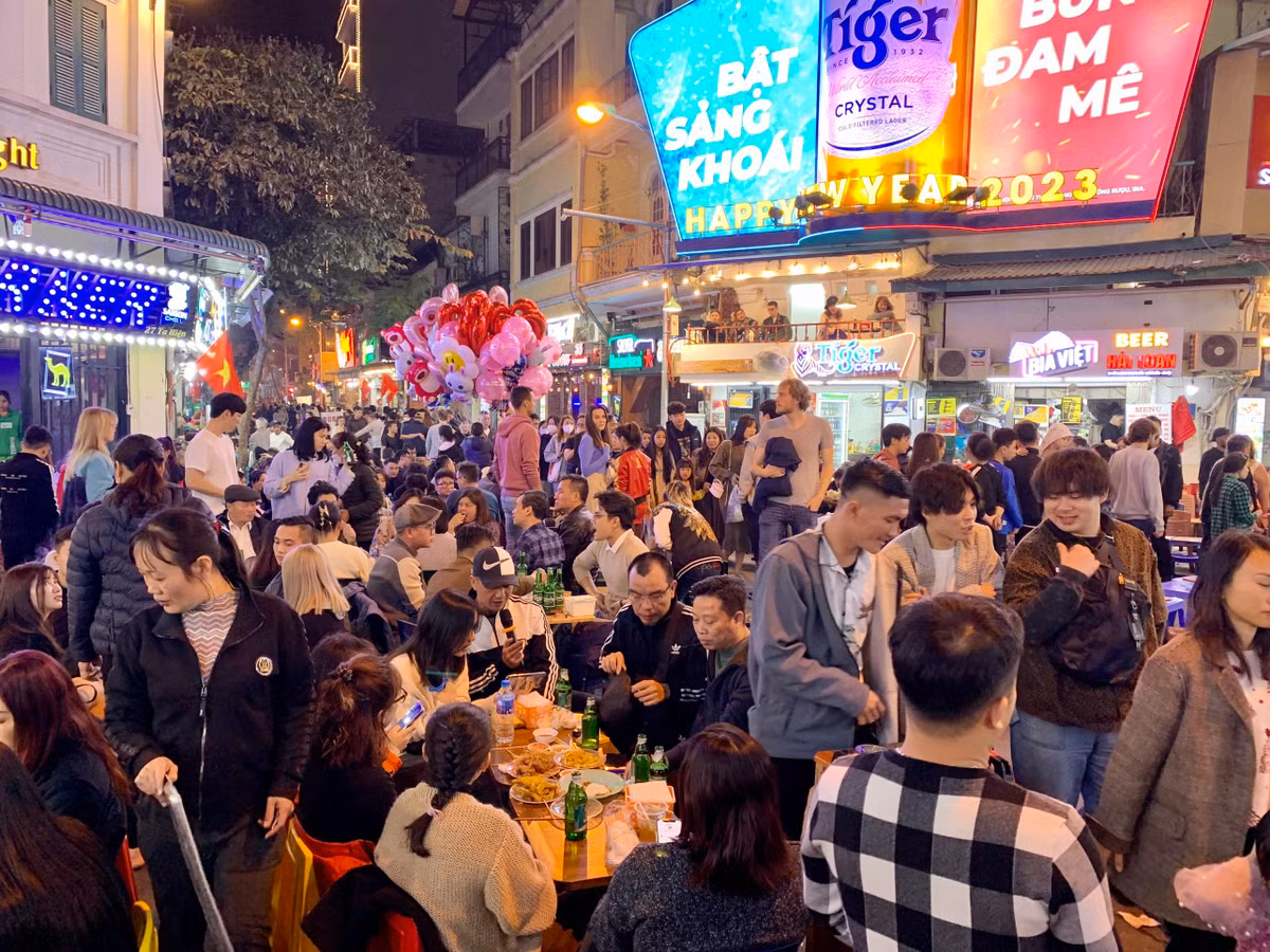 Tối 01/01/2023, hàng nghìn du khách trong và ngoài nước đổ về phố Tây Tạ Hiện (quận Hoàn Kiếm) để tụ tập ăn uống, vui chơi trong tối đầu tiên của năm mới.