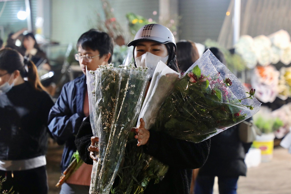 Nhiều người đã lựa chọn cho mình được những bó hoa ưng ý về trang trí nhà ngày Tết.