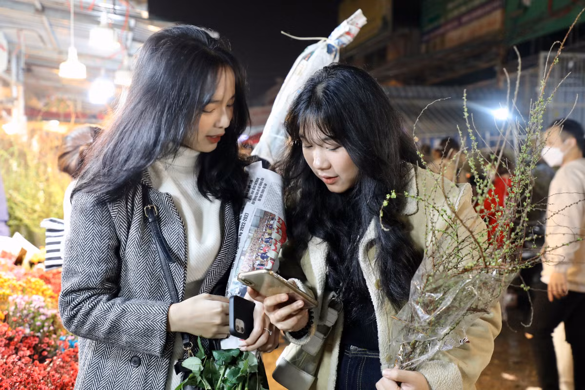 Đông đảo các bạn trẻ đến tham quan, trải nghiệm, chụp ảnh và mua về những bó hoa tươi, đẹp nhất.