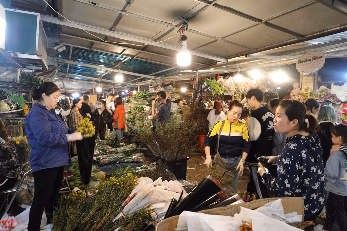 Cảnh mua bán nhộn nhịp ở chợ hoa Quảng Bá vào lúc 1h sáng.