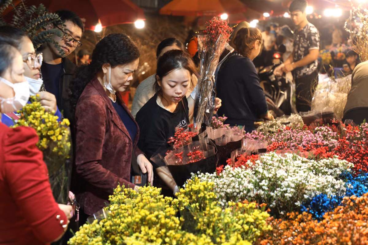Theo các tiểu thương, tại chợ có đầy đủ các loại hoa. Chỉ cần nói tên loài hoa và màu sắc là khách hàng sẽ được đáp ứng.