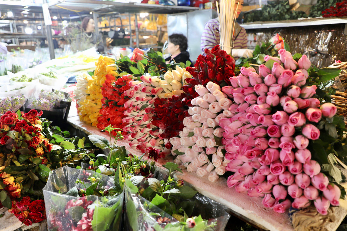 Hoa tại chợ Quảng Bá có hàng trăm loài khác nhau, nhiều màu sắc, chủng loại tới từ các làng hoa tươi lớn của miền Bắc như Tây Tựu, Đông Anh, Gia Lâm… Thậm chí, nhiều loại hoa được mang từ Đà Lạt hay nhập từ nước ngoài.