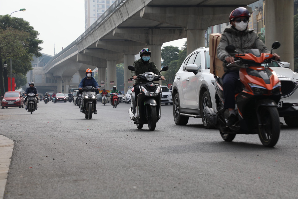 Mặt đường được sửa chữa bằng phẳng, êm thuận, phương tiện giao thông đi lại dễ dàng.