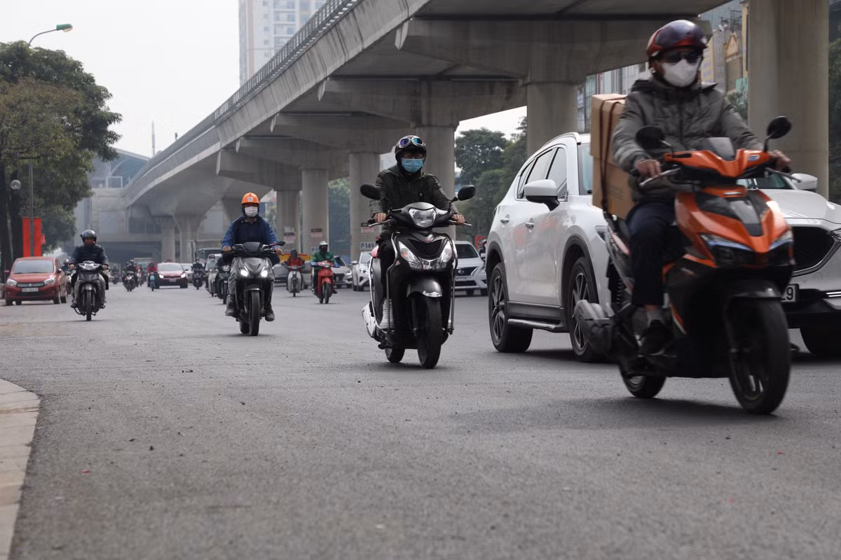 Mặt đường được sửa chữa bằng phẳng, êm thuận, phương tiện giao thông đi lại dễ dàng.