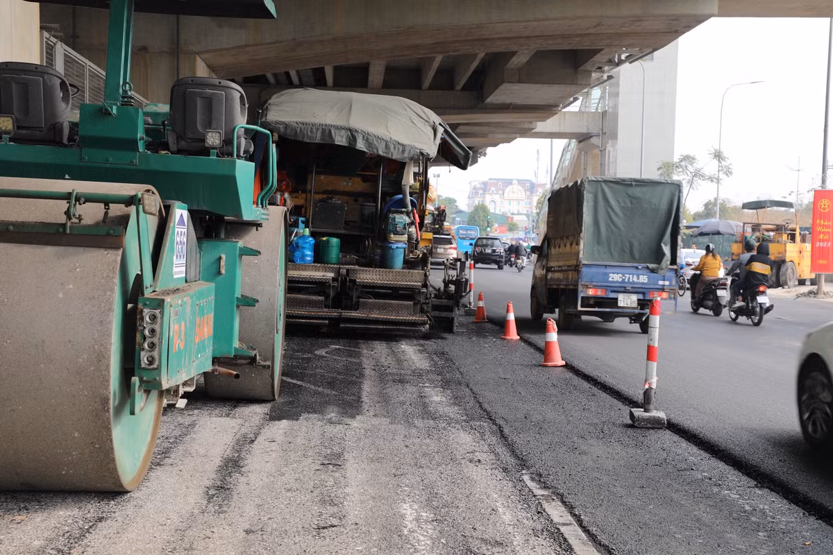 Quốc lộ 32 này là một trong những cửa ngõ chính nối vào phía Tây của Hà Nội, có lưu lượng phương tiện giao thông lớn, lại là nơi tập trung nhiều khu dân cư nên việc thi công sẽ được công nhân triển khai vào ban đêm từ khoảng 22h đến 5h sáng hôm sau.