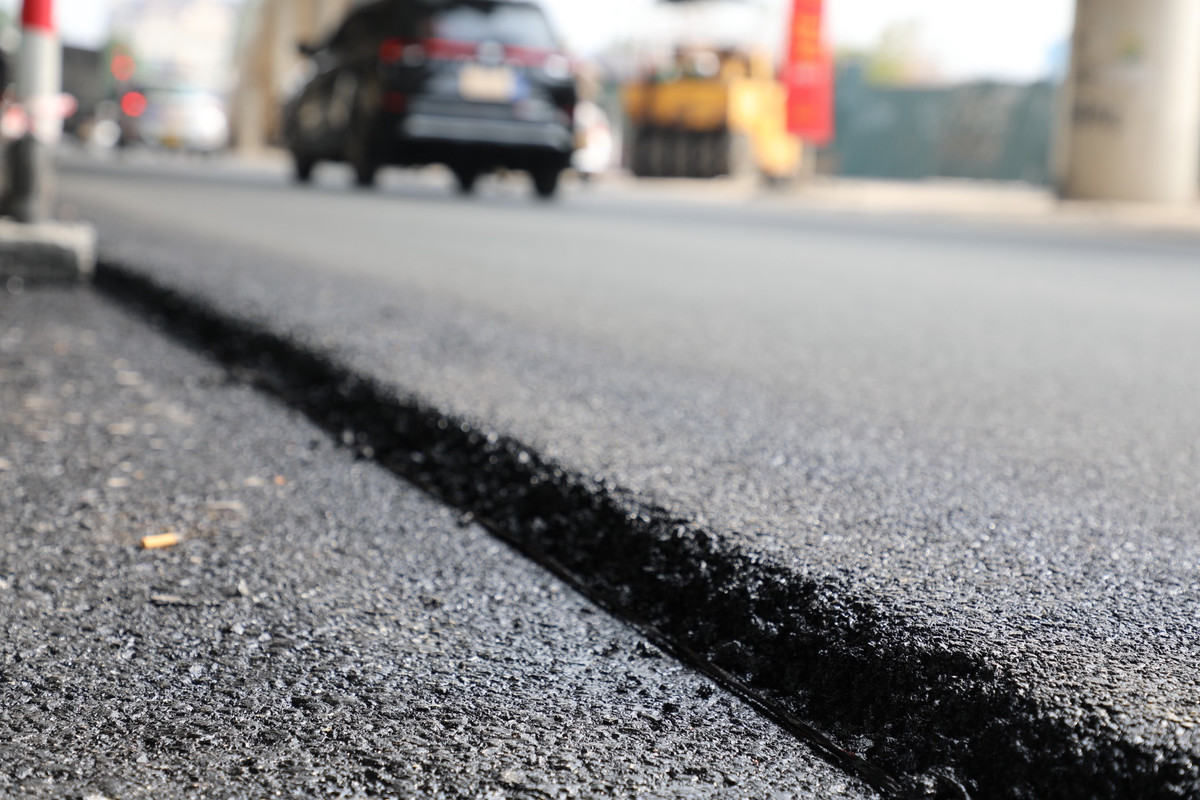 Mặt đường được trải lớp nhựa còn nguyên mùi mới.