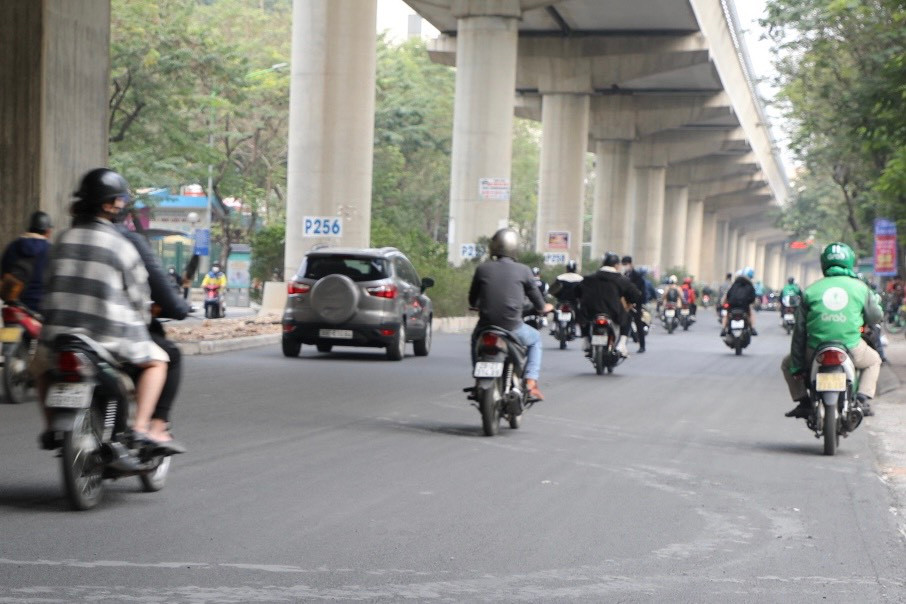 Trục đường Cầu Giấy - Xuân Thủy - Hồ Tùng Mậu - Cầu Diễn dài 10km phía dưới tuyến đường sắt đô thị Nhổn - ga Hà Nội đang được khẩn trương hoàn thiện để người dân chuyển thuận lợi, đón Tết Quý Mão an toàn.