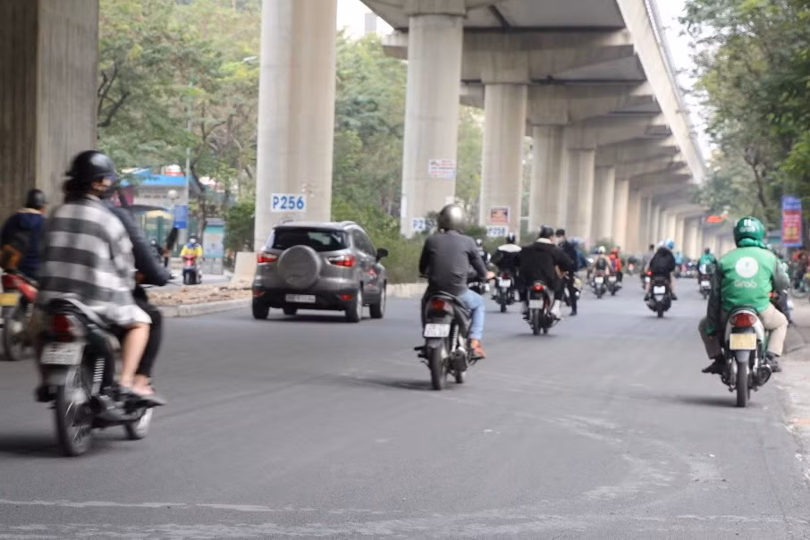 Trục đường Cầu Giấy - Xuân Thủy - Hồ Tùng Mậu - Cầu Diễn dài 10km phía dưới tuyến đường sắt đô thị Nhổn - ga Hà Nội đang được khẩn trương hoàn thiện để người dân chuyển thuận lợi, đón Tết Quý Mão an toàn.