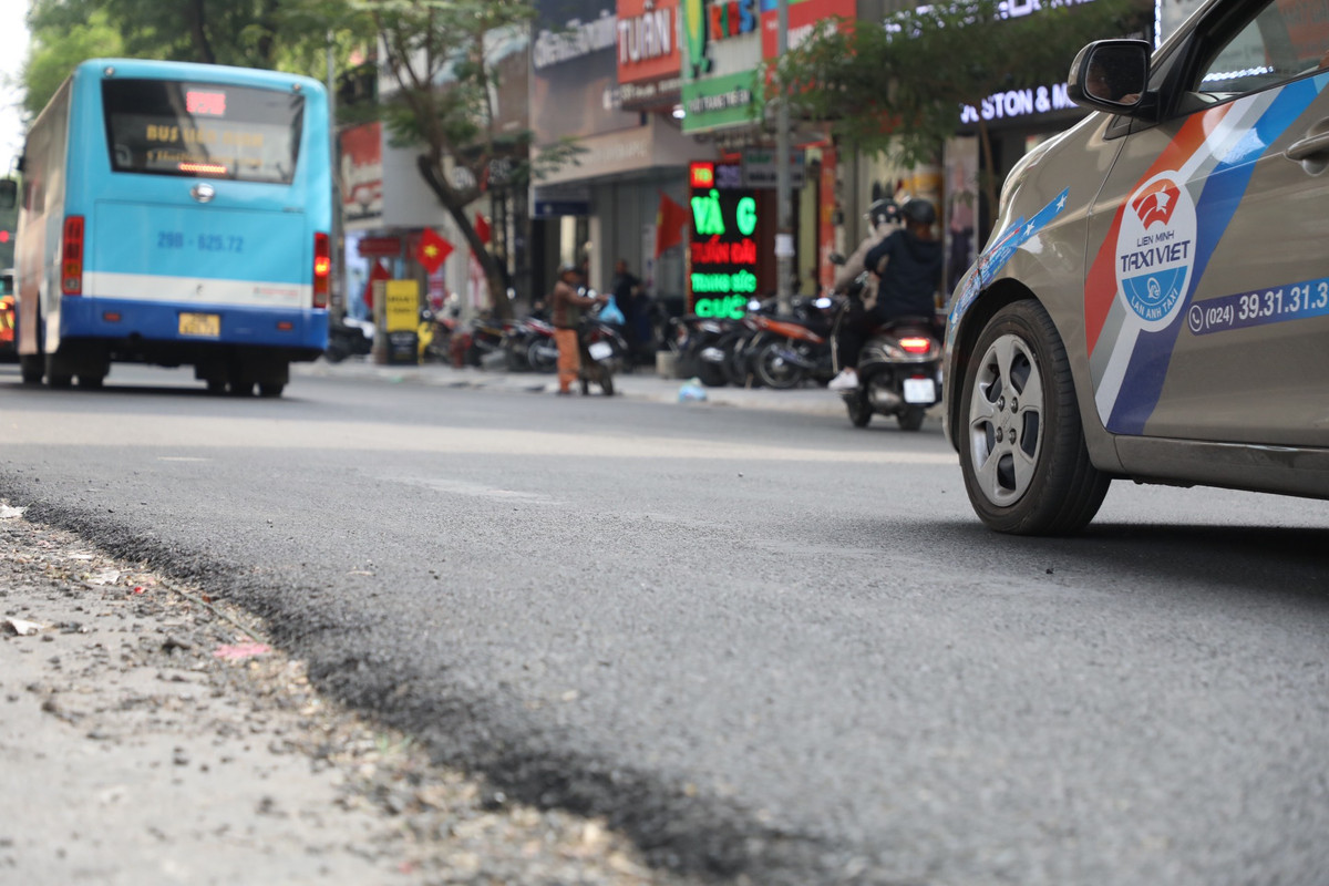 Những vết lõm sâu, gồ ghề, lún, vỡ hay nắp hố ga nổi cao hơn mặt đường dần được “biến mất”. Trước khi thảm lại mặt đường, đơn vị thi công sẽ xử lý các vị trí rạn nứt, hư hỏng và làm lại các hố ga. Sau đó cào bóc, bù vênh ở các vị trí mặt đường lồi, lõm đảm bảo độ dốc phẳng và mỹ quan đô thị.