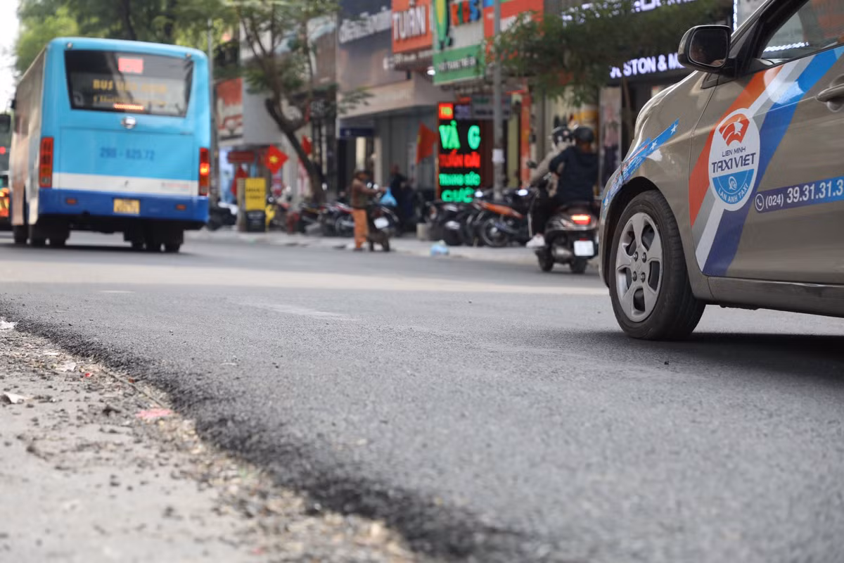 Những vết lõm sâu, gồ ghề, lún, vỡ hay nắp hố ga nổi cao hơn mặt đường dần được “biến mất”. Trước khi thảm lại mặt đường, đơn vị thi công sẽ xử lý các vị trí rạn nứt, hư hỏng và làm lại các hố ga. Sau đó cào bóc, bù vênh ở các vị trí mặt đường lồi, lõm đảm bảo độ dốc phẳng và mỹ quan đô thị.