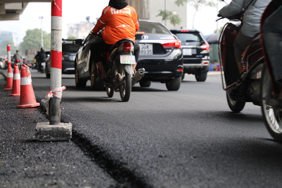Anh Nguyễn Hải Nam (Hoài Đức, Hà Nội) người thường xuyên phải đi làm qua tuyến đường Quốc lộ 32 chia sẻ: "Một thời gian dài tuyến đường này xuống cấp trầm trọng, ổ voi, ổ gà nhiều vô kể, khiến người tham gia giao thông gặp không ít khó khăn và nguy hiểm. Đến nay, tuyến đường đã và đang được hoàn thiện, được trải thảm nhựa bằng phẳng, êm đẹp, người dân chúng tôi cảm thấy rất phấn khởi.”
