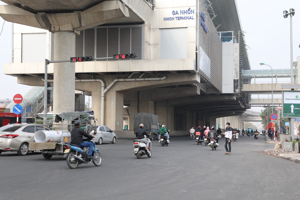 Tại chân tuyến đường sắt ga Nhổn, các đơn vị thi công vẫn đang gấp rút hoàn thiện.