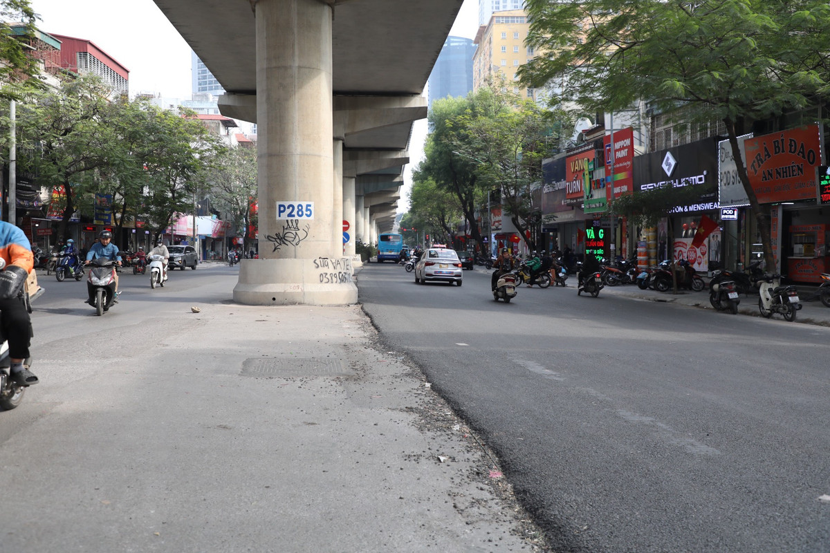 Tại tuyến đường Xuân Thuỷ kéo dài xuống Cầu Giấy mặt đường cũng được trải thảm nhựa khoảng 60%.