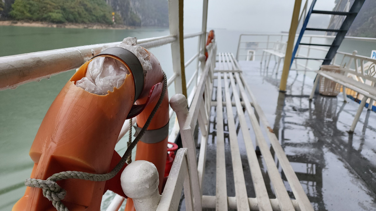 Sau phản ánh, tuyến phà Tuần Châu - Gia Luận đã thay phao cứu sinh mới - Hình 2 Sau phan anh, tuyen pha Tuan Chau - Gia Luan da thay phao cuu sinh moi-Hinh-2