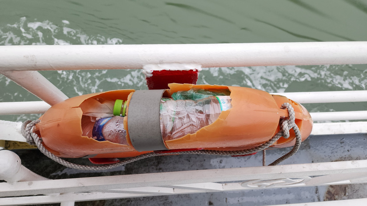 Phao cứu sinh trở thành thùng rác.