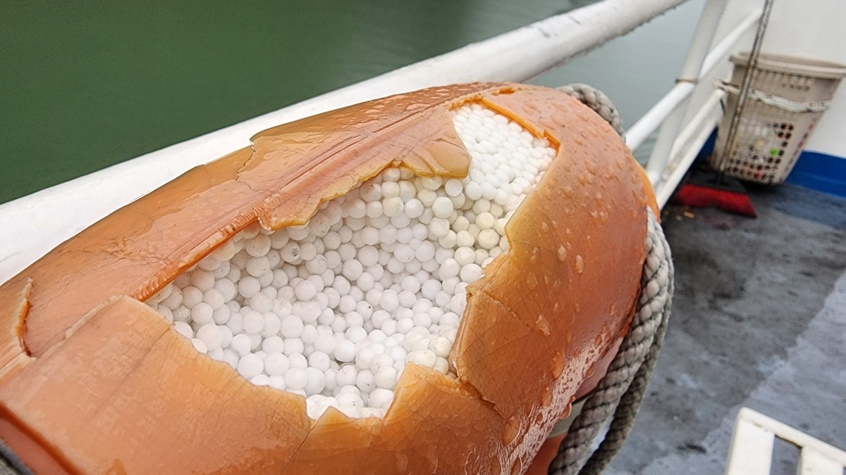 Phần ít xốp còn bám bên trong phao cứu sinh.