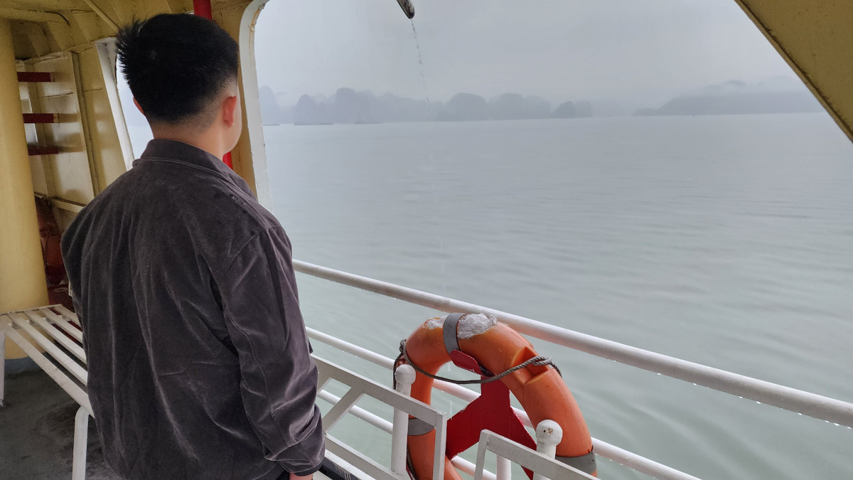 Nhiều hành khách lo sợ trong trường hợp phà bị sự cố sẽ không được cứu hộ kịp thời bởi những chiếc phao phế liệu.