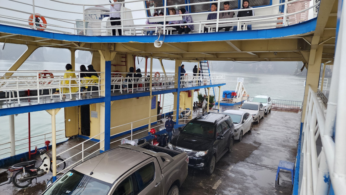 Ghi nhận của PV Báo Tri thức và Cuộc sống, trên tuyến phà Tuần Châu (tỉnh Quảng Ninh) - Gia Luận (TP. Hải Phòng) mang số hiệu QN 3559 thuộc Công ty TNHH Âu Lạc (Tập đoàn Tuần Châu) tiềm ẩn nhiều nguy cơ tai nạn giao thông đường thủy khi hệ thống phao cứu sinh bị hư hỏng nặng, không có tác dụng và chỉ trang bị cho có.