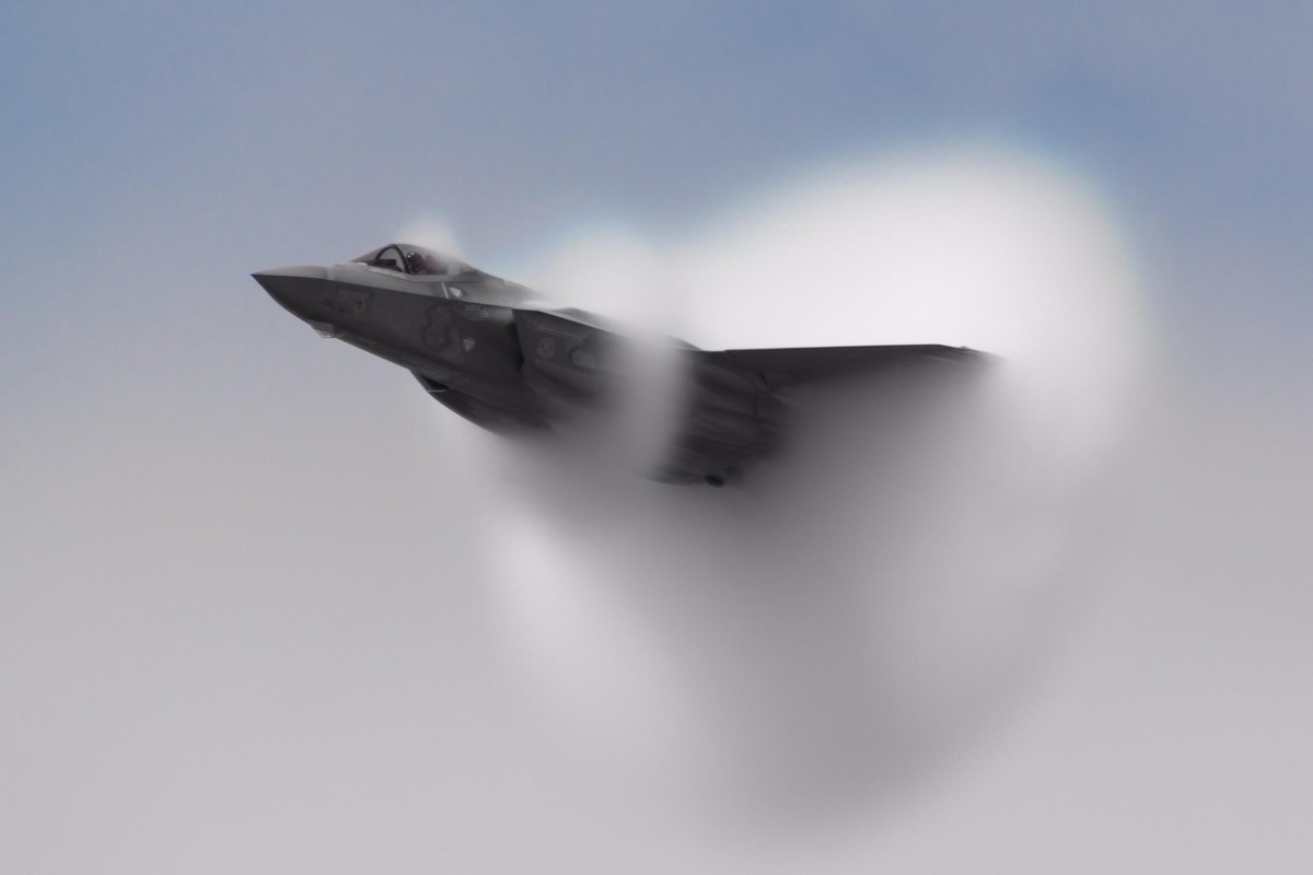 Bộ Quốc phòng Hà Lan cũng ra thông cáo giải thích nguyên nhân hủy nội dung diễn tập, cho rằng vấn đề nằm ở Hệ thống tạo khí trơ trên khoang (OBIGGS), được thiết kế để bơm khí nitơ vào hệ thống nhiên liệu, ngăn nguy cơ tích tụ hơi dầu và oxy dẫn đến cháy nổ.